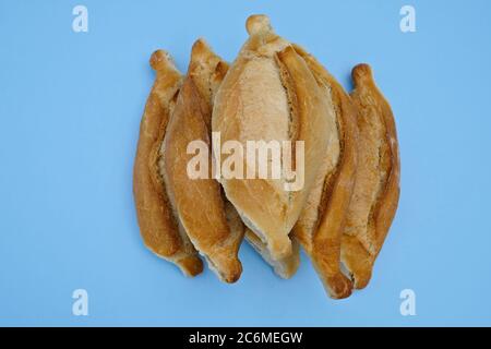 Stücke von mexikanischen Weißbrot Bolillo Fleima, verwendet für Sandwiches auch bekannt als Aslonches, traditionelle mexikanische Baguette auf blauem Hintergrund Stockfoto