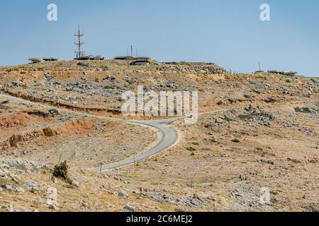 Straße, die zu den IDF Beobachtungstürmen auf dem Berg Hermon, Israel, führt Stockfoto