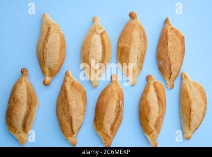 Stücke von mexikanischen Weißbrot Bolillo Fleima, verwendet für Sandwiches auch bekannt als Aslonches, traditionelle mexikanische Baguette auf blauem Hintergrund Stockfoto