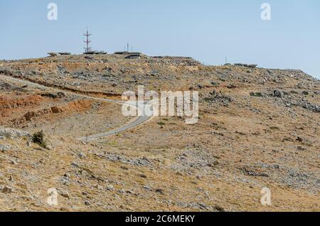 Straße, die zu den IDF Beobachtungstürmen auf dem Berg Hermon, Israel, führt Stockfoto