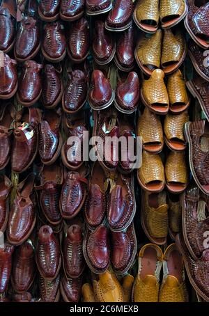 Huarache Schuhe, traditionelle mexikanische Lederschuhe und Sandalen wie auf der Straße in Mexiko verkauft Stockfoto