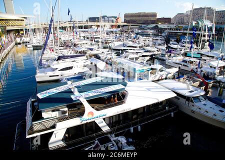 Eine Luftaufnahme der Boote, die im Hafen von Cockle Bay während der Sydney International Boat Show 2014 festgemacht wurden. Foto von der Pyrmont Brücke. Stockfoto