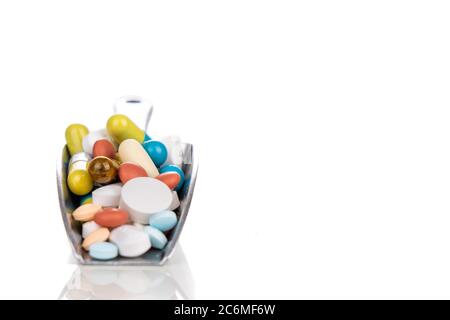 Healthcare Konzept der Schöpfkelle mit Schaufel von verschiedenen Medizin Tablette, Kapselchen, Pillen, Kapsel auf weißem Hintergrund Stockfoto