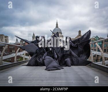 Extinction Rebellion Protest auf der Millennium Bridge, um die Rettung der großen Konzerne hervorzuheben. Stockfoto