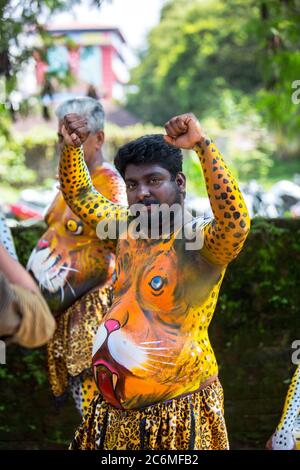 Pulikkali oder Tiger tanzen Darsteller aus den Straßen von Thrissur, Kerala, Indien während Onam Feier Stockfoto