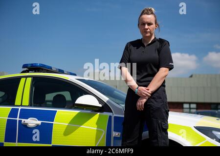 Neuer Polizeirekrut Verity Steele vor Staffordshire Police HQ. Verity wurde im Rahmen des Rekrutierungsprogramms 20,000 vom Home Office registriert und geschult. Mehr als 70,000 Personen bewarb sich in den ersten sechs Monaten nach der Rekrutierungsanstellung der Regierung um Polizeibeamte. Stockfoto