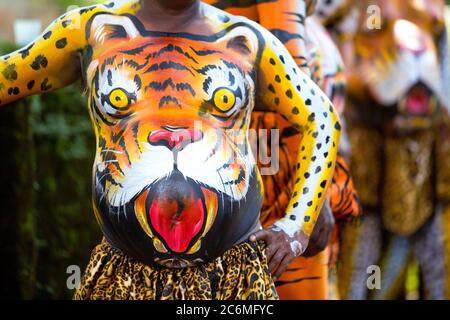 Pulikkali oder Tiger tanzen Darsteller aus den Straßen von Thrissur, Kerala, Indien während Onam Feier Stockfoto