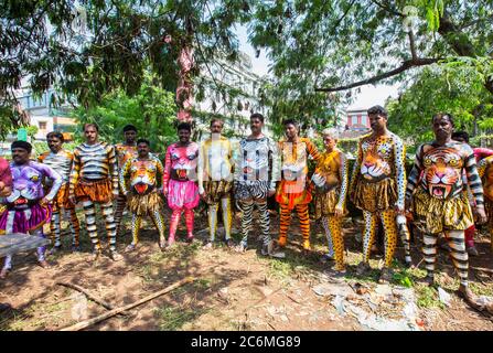 Pulikkali oder Tiger tanzen Darsteller aus den Straßen von Thrissur, Kerala, Indien während Onam Feier Stockfoto