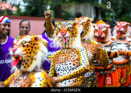 Pulikkali oder Tiger tanzen Darsteller aus den Straßen von Thrissur, Kerala, Indien während Onam Feier Stockfoto