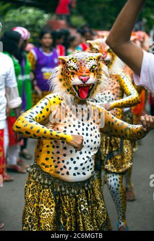 Pulikkali oder Tiger tanzen Darsteller aus den Straßen von Thrissur, Kerala, Indien während Onam Feier Stockfoto