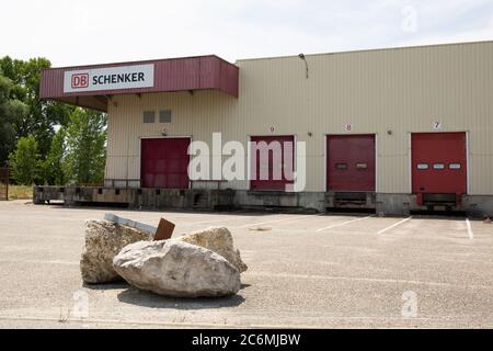 Bordeaux , Aquitaine / Frankreich - 07 07 2020 : DB Schenker Logo auf logistischer Gebäudewand Teil der Deutschen Bahn Logistik Stockfoto