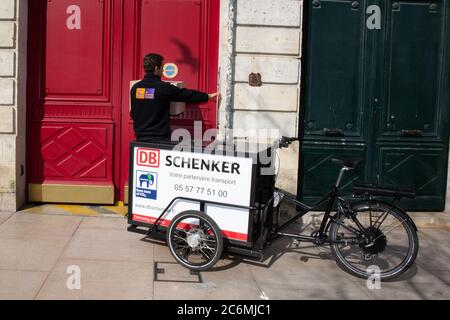 Bordeaux , Aquitaine / Frankreich - 07 07 2020 : DB Schenker Logo auf Fahrrad Fracht Fahrrad Lieferung Kurier Stockfoto