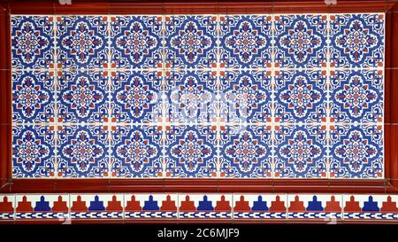 Ein Mosaik aus Keramikfliesen mit blauen und roten Blumenmustern, typisch an der Fassade traditioneller chinesischer Geschäftshäuser aus Peranakan. Stockfoto