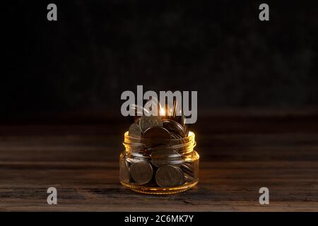 Sparen Finanzen durch Anhäufung. Gelbe Glas Stockfoto