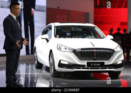 (200711) -- PEKING, 11. Juli 2020 (Xinhua) -- das Foto vom 10. Juli 2020 zeigt eine Hongqi H5 Limousine, die während einer Auftaktveranstaltung auf der 17. China Changchun International Automobile Expo in Changchun, nordöstlich der Provinz Jilin, ausgestellt wurde. (Xinhua/Yan Linyun) Stockfoto