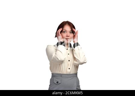 Junge Bürokauffrau in einer reifen Bluse mit kurzen Haaren. Sie hält ihren Kopf in den Händen und sieht erschrocken aus. Isoliert in Weiß Stockfoto