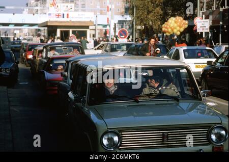 Ostdeutsche fahren ihre Fahrzeuge durch Checkpoint Charlie als Sie entspannt reisen Einschränkungen West Deutschland zu besuchen. Stockfoto