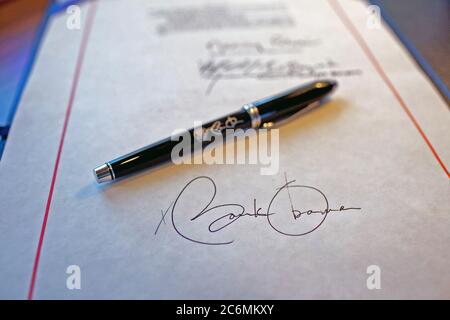 Bis detail von Präsident Obamas Unterschrift auf einer Rechnung in der Nähe und ein Stift für die Signatur verwendet, die an Bord der Air Force One auf einem Flug von Buckley Air Force Base, Denver Colorado nach Phoenix, Arizona 2/17/09. Stockfoto