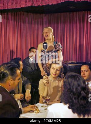 Frau Unterzeichnung an einem Jazz Night Club Ca. 1948 Stockfoto