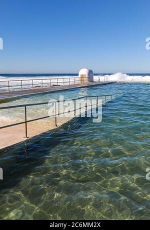 Merewether Bäder in Newcastle NSW Australien ist eines der größten Salzwasser-Ozeanpools in Australien. Zu den jüngsten Upgrades gehört eine Zugangsrampe, die Ihnen die Bedienung erleichtert Stockfoto