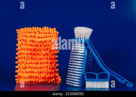 Lappen für Mopp und Toilettenbürste auf blauem Hintergrund. Stockfoto