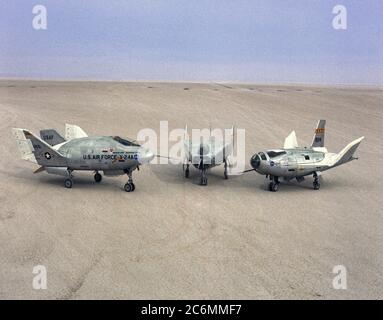 Die Flügellosen, Hebezeuge Flugzeugs sitzen auf Rogers Dry Lake an, was jetzt die NASA Dryden Flight Research Center, Edwards, Kalifornien, von links nach rechts sind die X-24 A, M2-F3 und das HL-10. Stockfoto