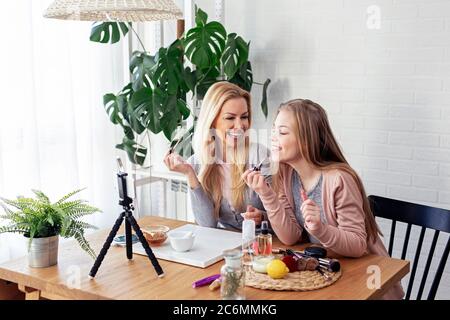 Paar Influencer in Familienunternehmen Streaming Video Stockfoto