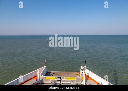 Blick von einer Autofähre über den Solent, von Fishbourne auf der Isle of Wight und Richtung Portsmouth Stockfoto