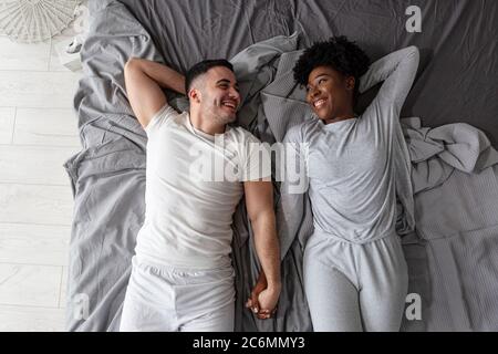 Oben pärchen im Bett in pijamas Stockfoto