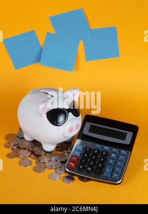 Kapitalerhaltung in einer Wirtschaftskrise. Rechner gelbe Hintergrundmünzen Stockfoto