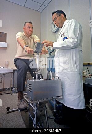 (2 Dez. 1965) --- Dr. Charles A. Berry checks Astronaut James A. Lovell jr., Gemini-7 Prime crew Pilot, nach einem Training auf einer Übung Maschine. Stockfoto