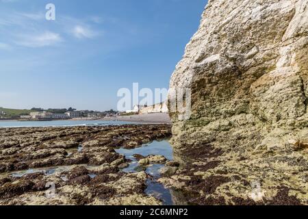 Blick über den Freshwater Bay Beach auf der Isle of Wight bei Ebbe Stockfoto