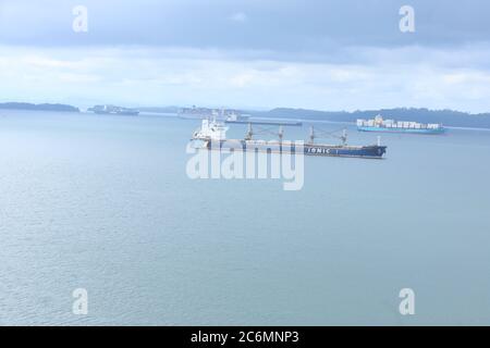 Schiff, das durch Gatun See während ihres Transits durch Panama Kanal segelt. Stockfoto