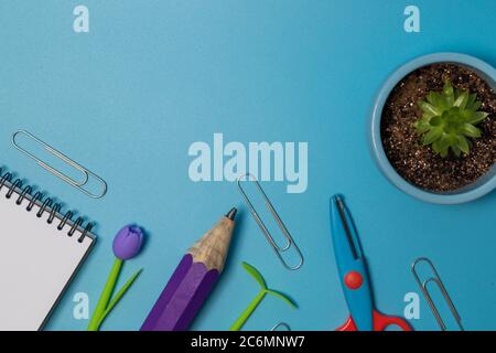 Schulbedarf. Draufsicht auf blauem Hintergrund mit Kopierplatz. Stockfoto