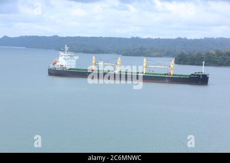 Schiff, das durch Gatun See während ihres Transits durch Panama Kanal segelt. Stockfoto