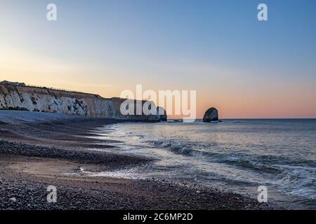 Sonnenaufgang in der Freshwater Bay auf der Isle of Wight, mit den Kreidefelsen und Felsformationen Stockfoto