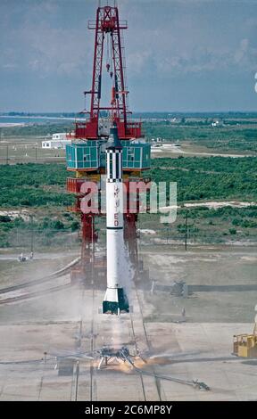 Die Einführung der Mercury-Redstone (MR-3), Freiheit 7. Herr-3 den ersten amerikanischen Astronauten Alan Shepard, in suborbit am 5. Mai 1961. Stockfoto