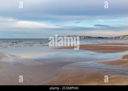 Blick über Compton Bay auf der Isle of Wight, Richtung Freshwater und Tennyson Down Stockfoto