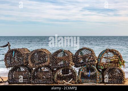 Hummertöpfe standen an einem Strand auf der Isle of Wight Stockfoto