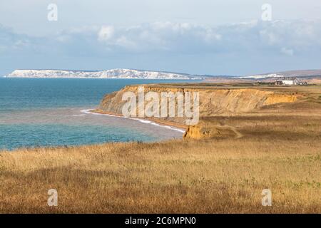 Blick über die Freshwater Bay auf der Isle of Wight, von einem Küstenweg Stockfoto