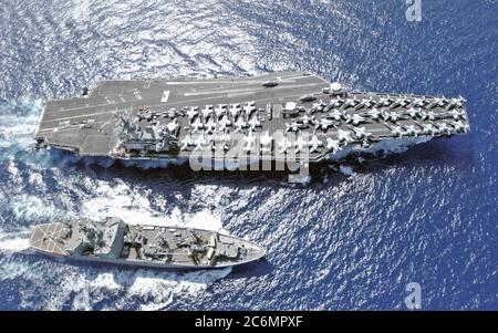 Die US Navy Flugzeugträger der Nimitz-Klasse (oben) USS Ronald Reagan (CVN 76) mit dem Militär Sealift Command kilauea Klasse Munition Schiff (unten) USNS FLINT (T-AE 32) am 6. April 2007 arbeitet. Stockfoto