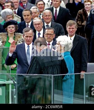 An der Westfront des U.S. Capitol, Vice President George Herbert Walker Bush nimmt den Amtseid und wird der 41. Präsident der Vereinigten Staaten Stockfoto