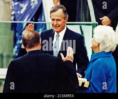 Vice President Bush nimmt den Amtseid und wird der 41. Präsident der Vereinigten Staaten. Frau Barbara hält zwei Bibeln: Eine von George Washington während seiner ersten Einweihung im Jahr 1789 verwendet. Diese Bibel wurde von St. John's Lodge Nr. 1 der Freien und Angenommenen Maurer von New York City verliehen. Die andere Bibel war ein Geschenk an den neu gewählten Präsidenten von Senat und Gebetsgruppe. Jeder der Bibeln war offen für die Seligpreisungen. 20. Jan 1989. Stockfoto