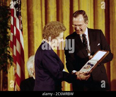 Präsident Bush stellt die Presidential Medal of Freedom der ehemaligen britischen Premierministerin Margaret Thatcher 3 7 1991 Stockfoto