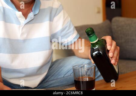 Symbolbild: Mann mit Trinkproblemen zu Hause (Model released) Stockfoto