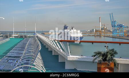 Kreuzfahrtschiff in der Navigation im Hafen von Civitavecchia, Kreuzfahrtterminal von Rom, Italien. Stockfoto