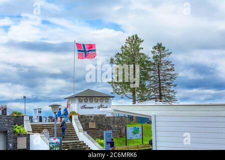 Bergen, Norwegen - 30. Juli 2018: Luftaufnahme am Mount Floyen und Norwegen Flagge Stockfoto