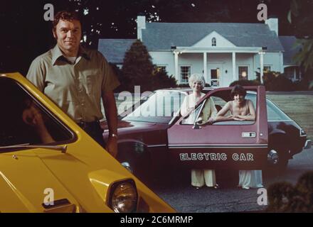 J BOZEK UND R SOLTIS mit elektrischen Auto 1977 Stockfoto