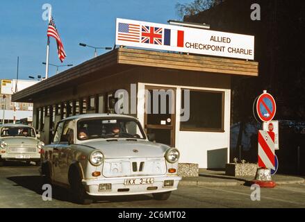 Ostdeutsche fahren ihre Fahrzeuge durch Checkpoint Charlie als Sie entspannt reisen Einschränkungen West Deutschland zu besuchen. Stockfoto