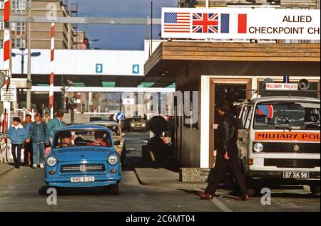 Ostdeutsche fahren ihre Fahrzeuge durch Checkpoint Charlie als Sie entspannt reisen Einschränkungen West Deutschland zu besuchen. Stockfoto